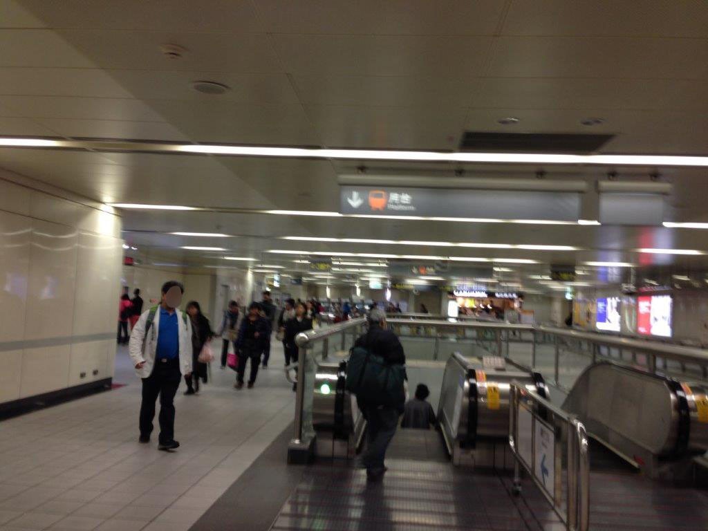 松江南京駅でMRTへ向かう通路